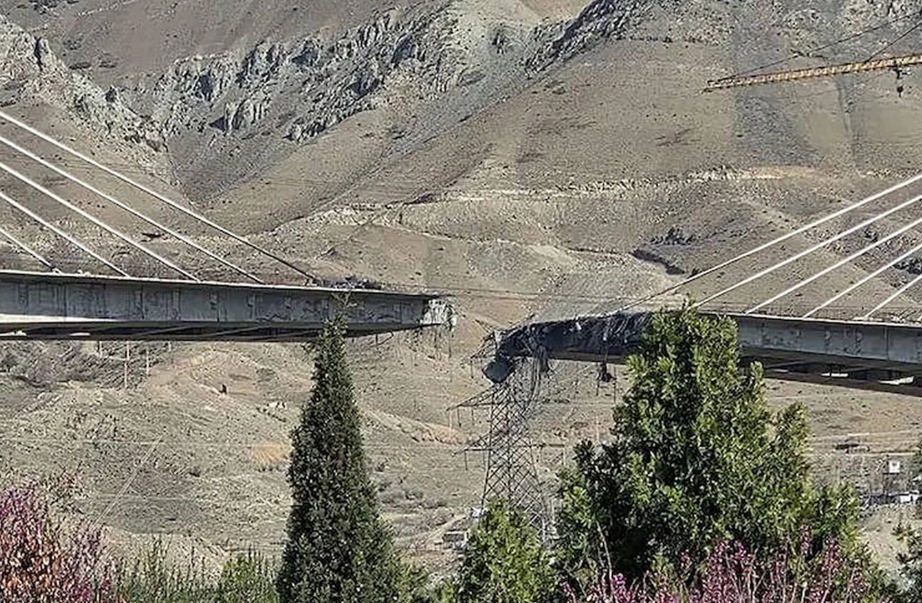 Cầu B1 nối giữa Karaj và Tehran bị hư hại trong cuộc không kích ngày 2/4 (Ảnh: ABC).