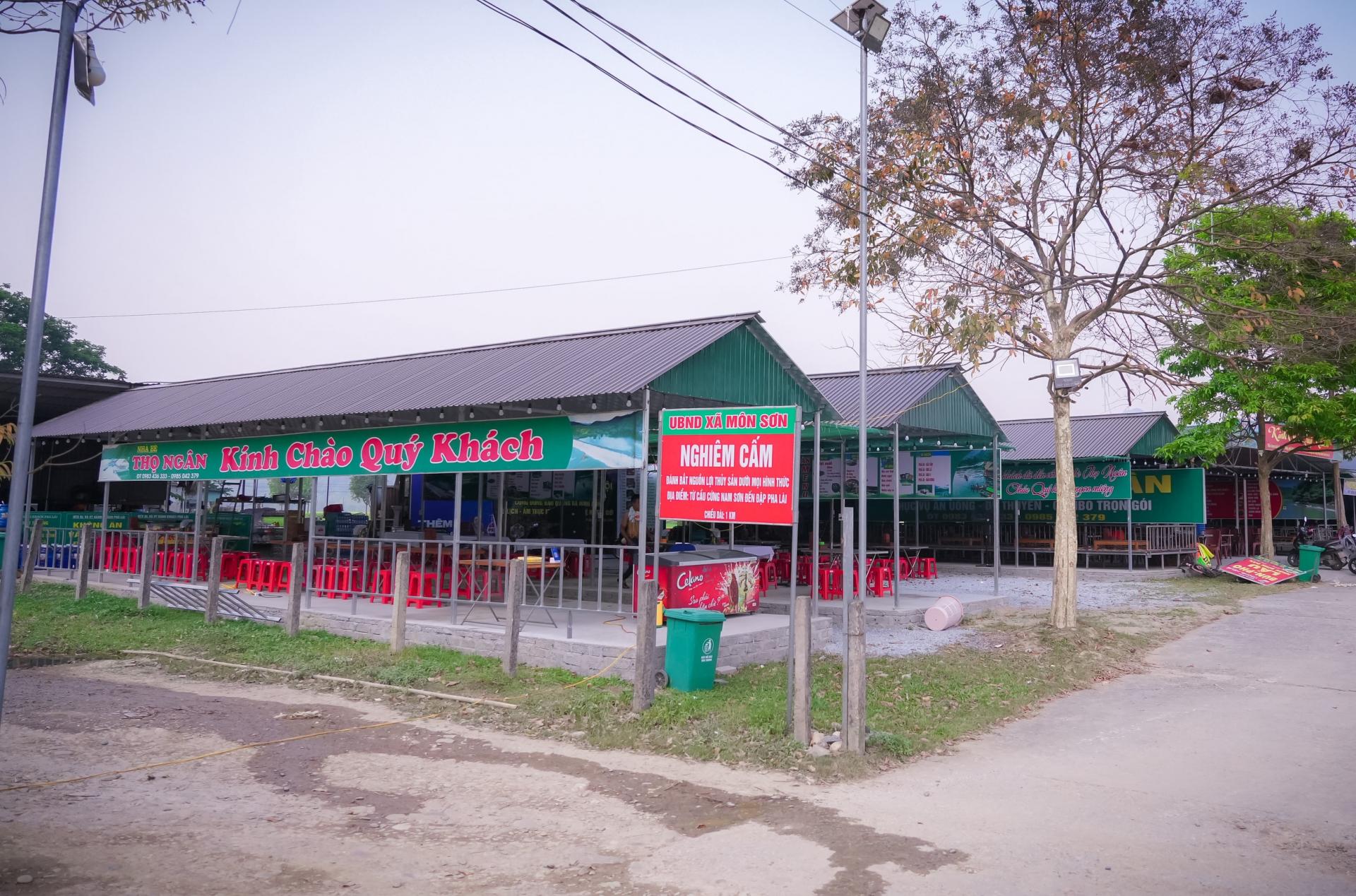 Xã Môn Sơn tạo điều kiện cho 3 hộ này tạm thời sử dụng phần đất (gần khu du lịch Đập Phà Lài) để kinh doanh trong mùa lễ hội du lịch. Ảnh: Thành Chung