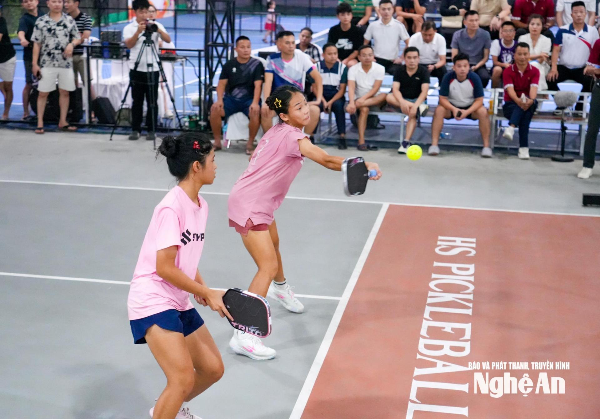 Vận động viên sinh năm 2012 Đan Linh Hương trong trận chung kết nội dung Đôi nữ Pro. Ảnh: Minh Quân