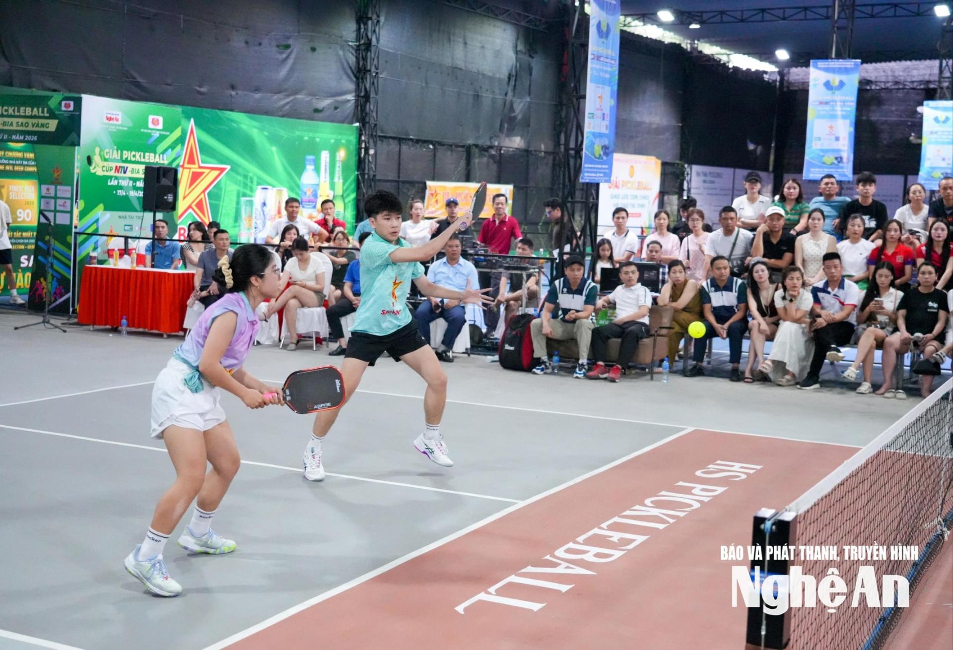 Một pha bóng trong trận chung kết nội dung Đôi nam nữ. Ảnh: Minh Quân