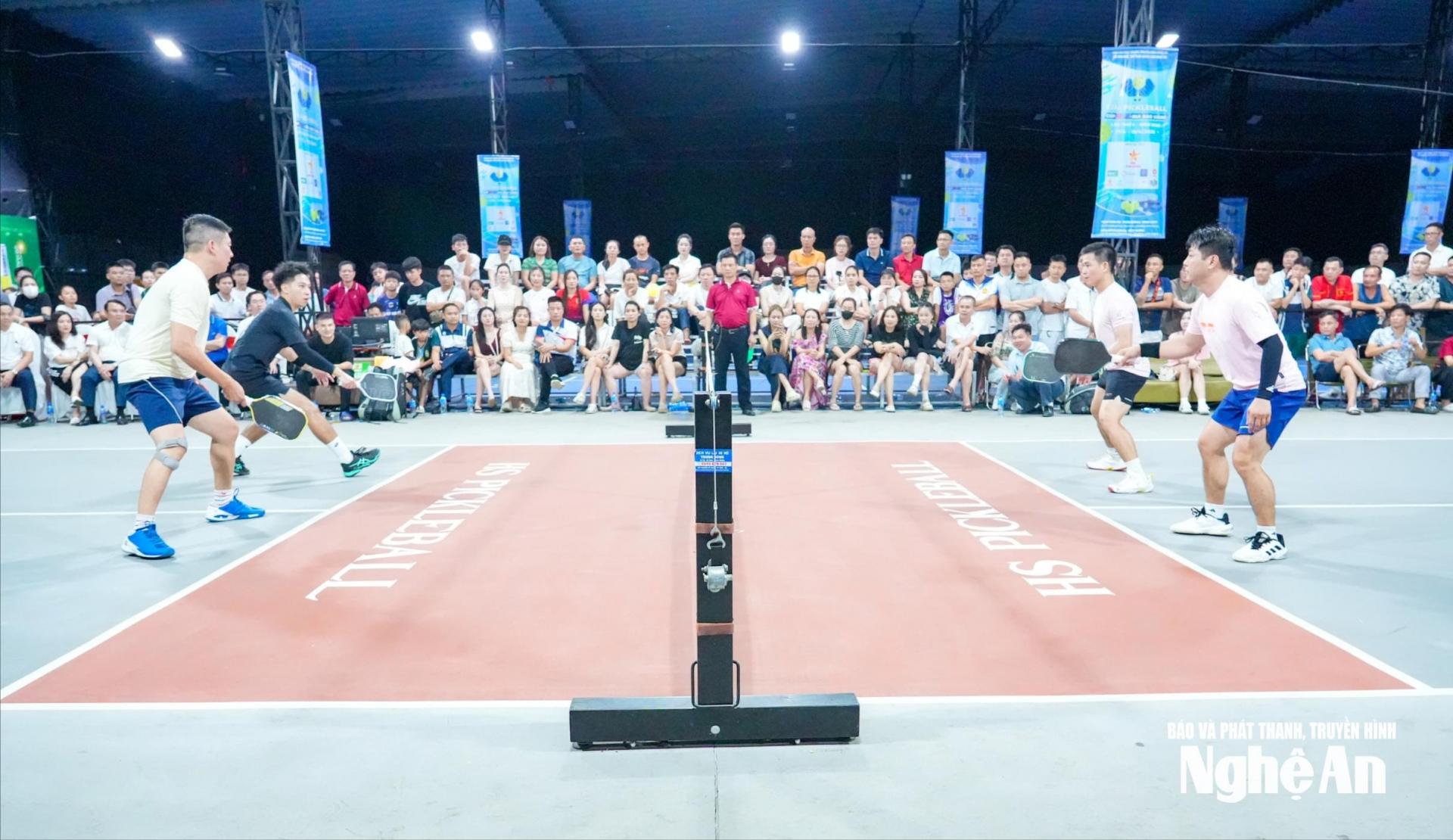 Một pha bóng trong trận chung kết nội dung Đôi nam Pro. Ảnh: Minh Quân