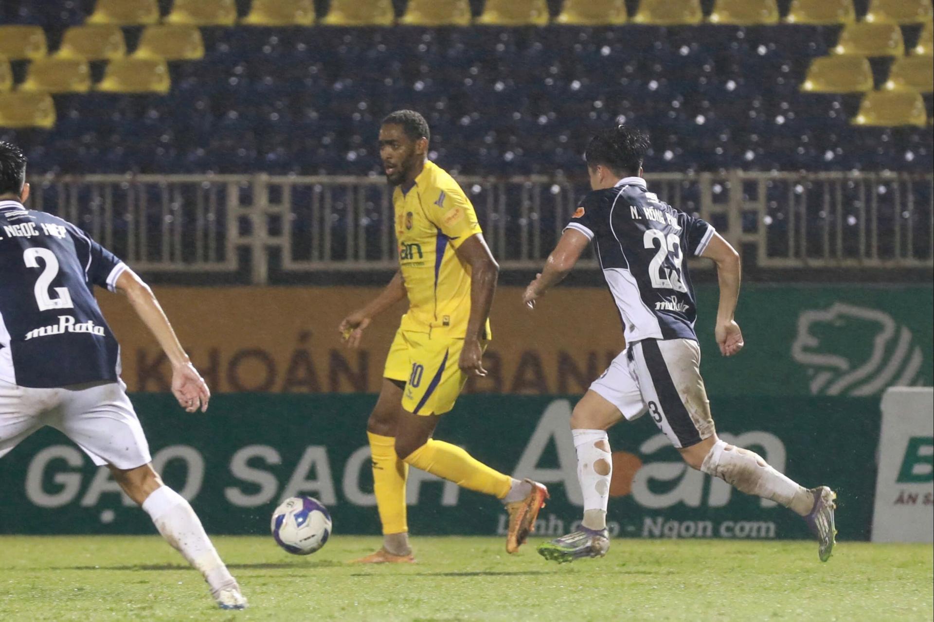 SLNA để lại nhiều tiếc nuối khi gặp SHB Đà Nẵng ở lượt đi. Ảnh tư liệu