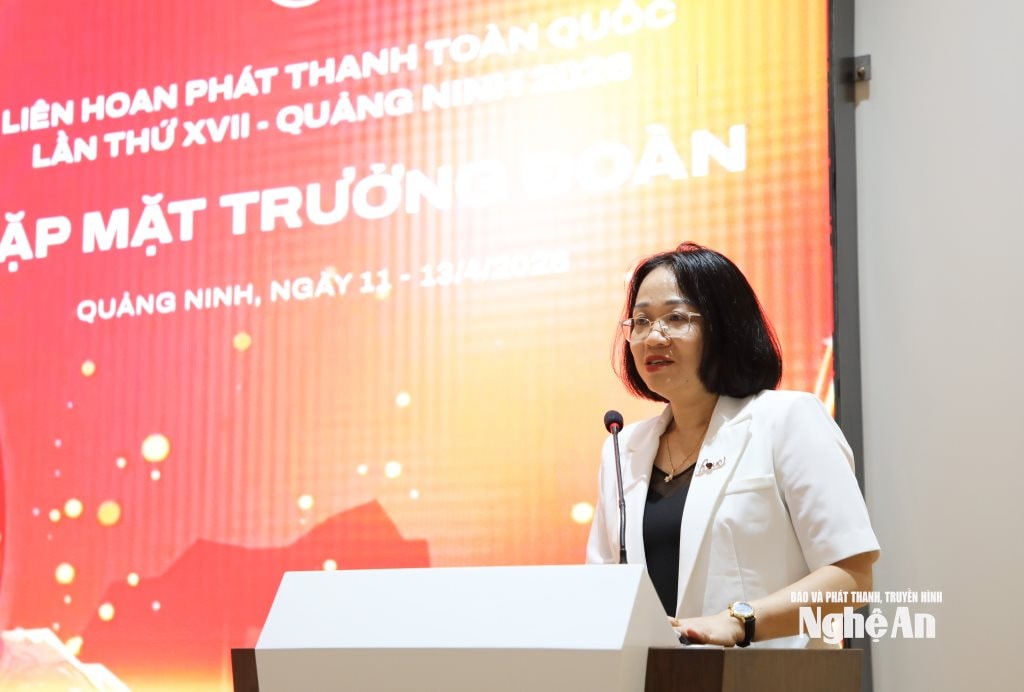 Nhà báo Trần Thị Thanh Huyền - Phó Bí thư Đảng uỷ, Phó Giám đốc Báo và phát thanh, truyền hình Nghệ An phát biểu tại buổi gặp mặt.