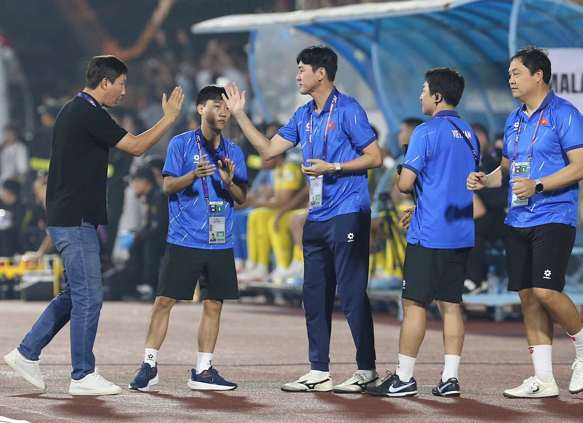 HLV Kim Sang Sik chia tay trợ lý số 1. Ảnh: VFF