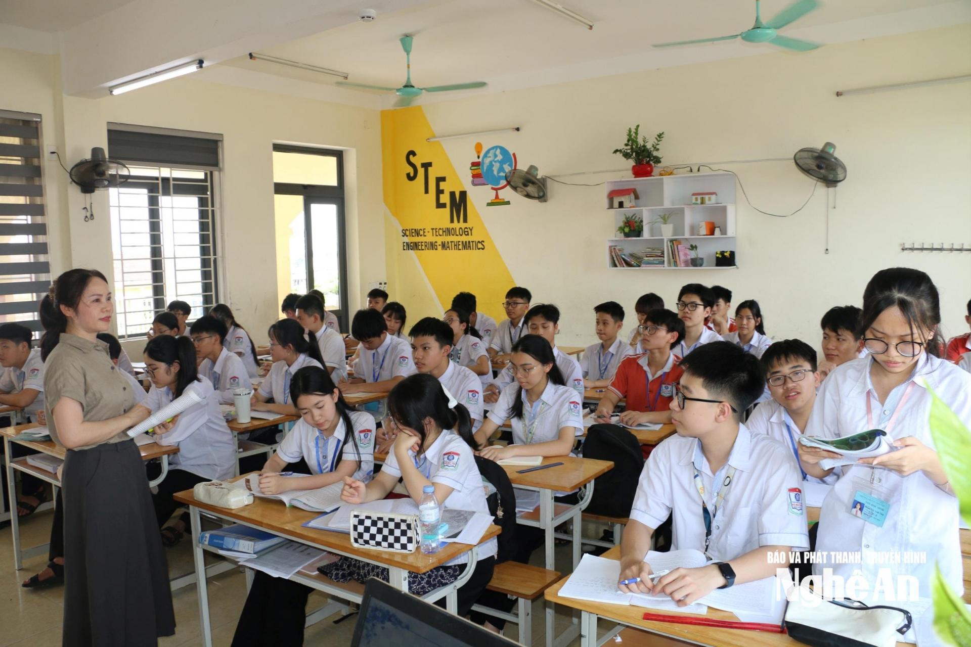 Giờ học của học sinh Trường THCS Hà Huy Tập. Ảnh: MH