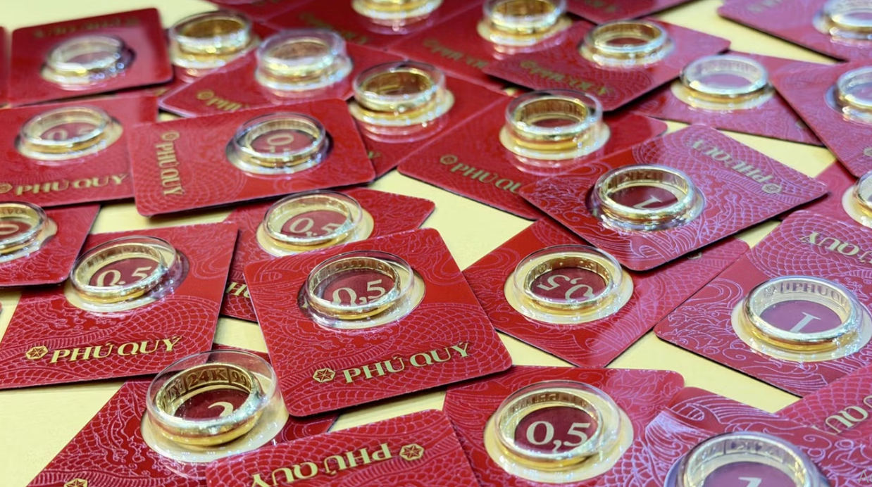 Nhiều doanh nghiệp niêm yết giá vàng nhẫn bằng vàng miếng ở mức 171,5 triệu đồng/lượng.