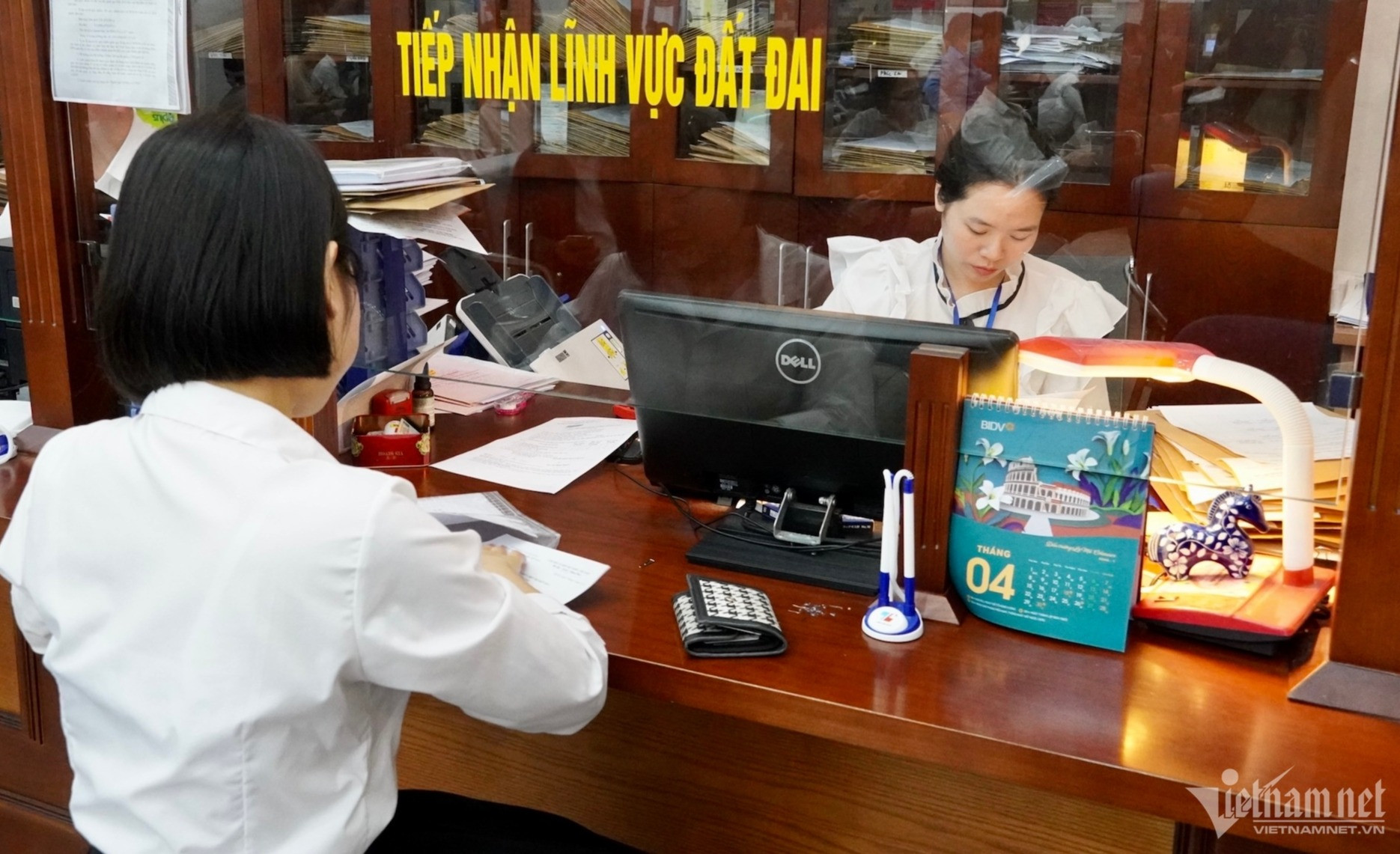 Người dân làm thủ tục đất đai ở Hà Nội. Ảnh: Hồng Khanh