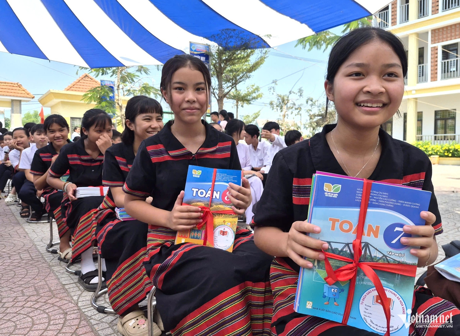 Việc hỗ trợ sách miễn phí cho học sinh giúp phụ huynh giảm bớt phần nào gánh nặng chi phí.