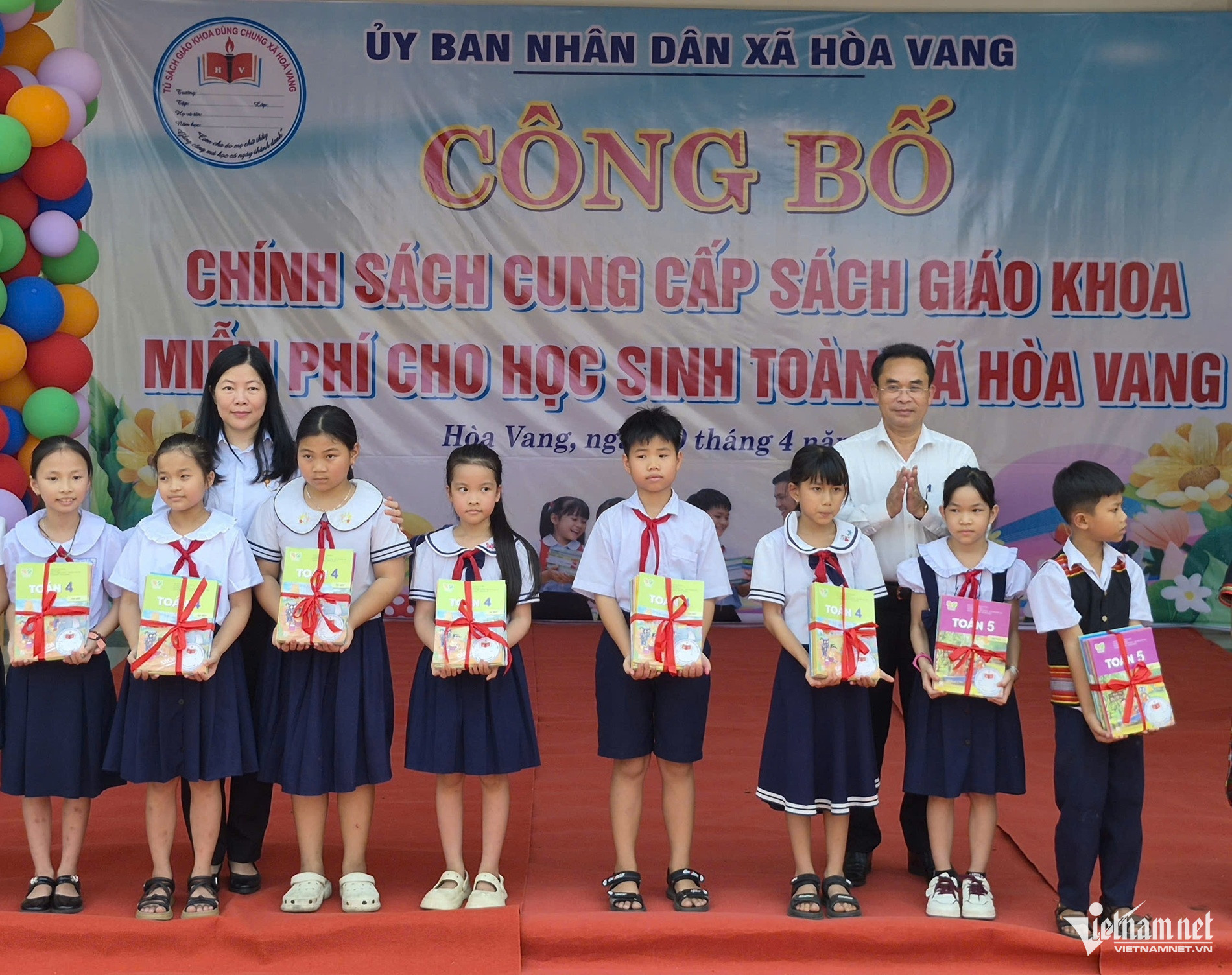 Lãnh đạo TP Đà Nẵng trao sách cho học sinh.