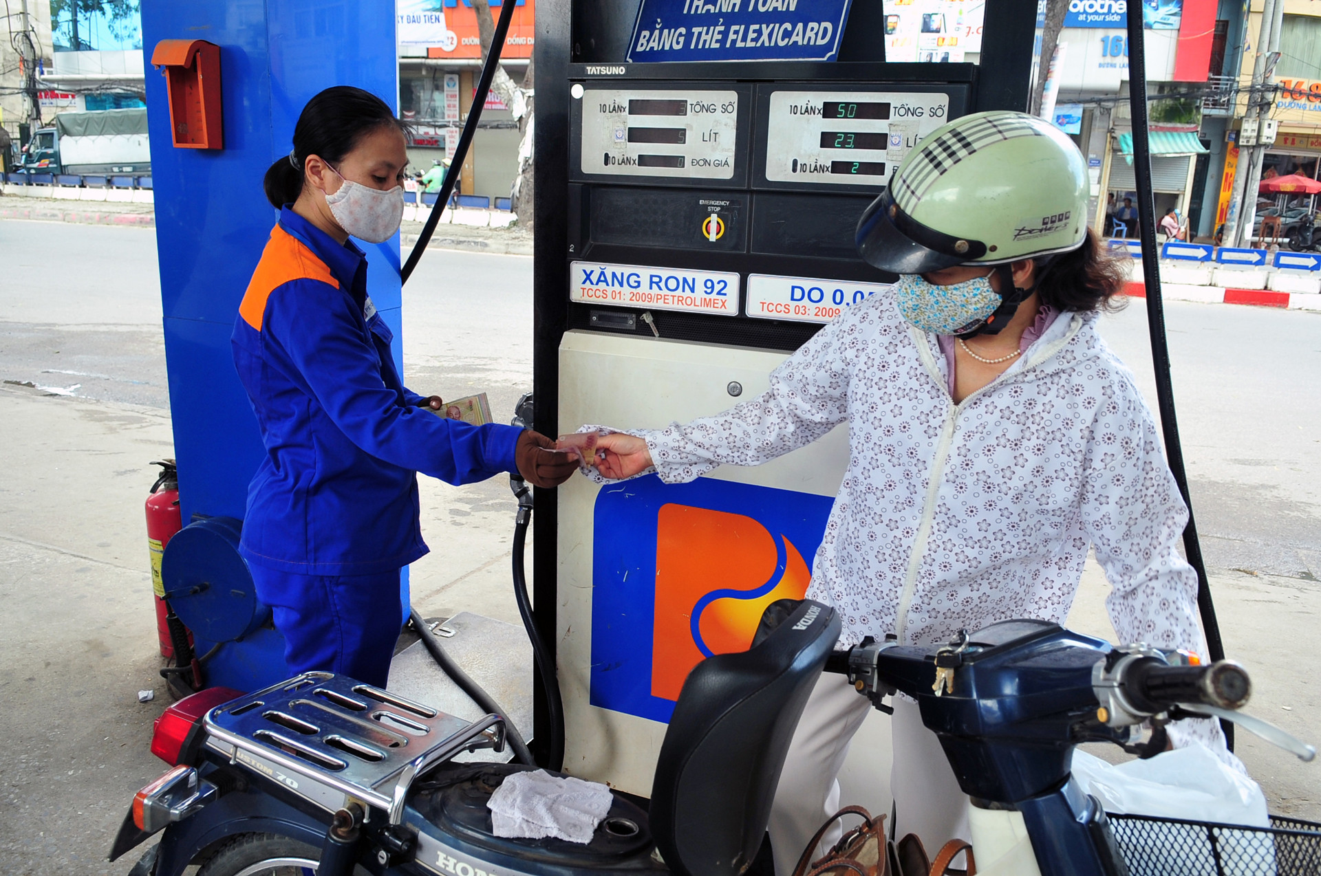 Giá xăng được điều chỉnh giảm. Ảnh: Nam Khánh