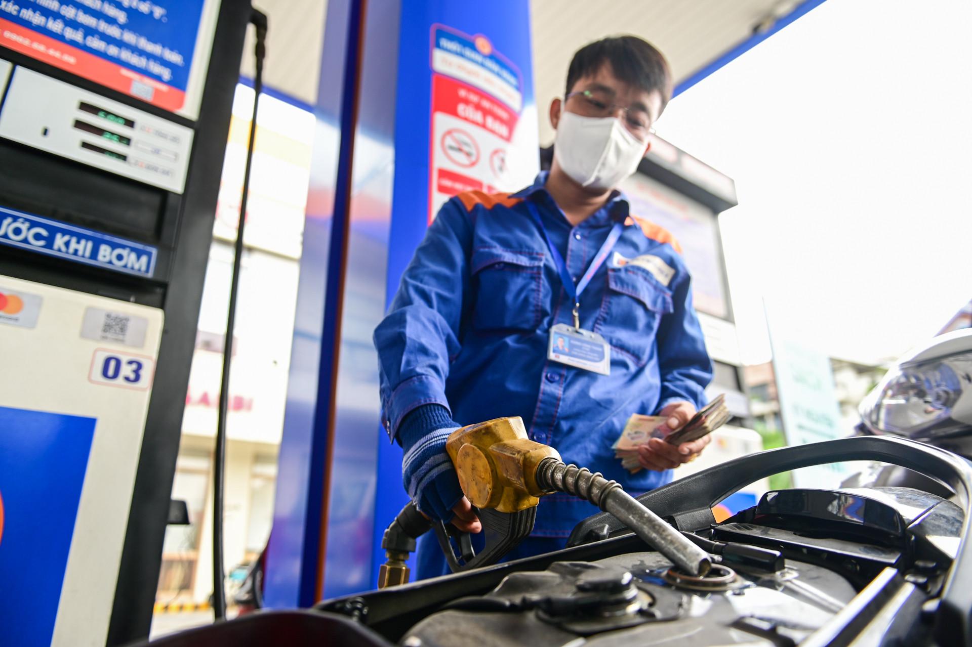 Giá xăng đi xuống. Ảnh: Nguyễn Huế