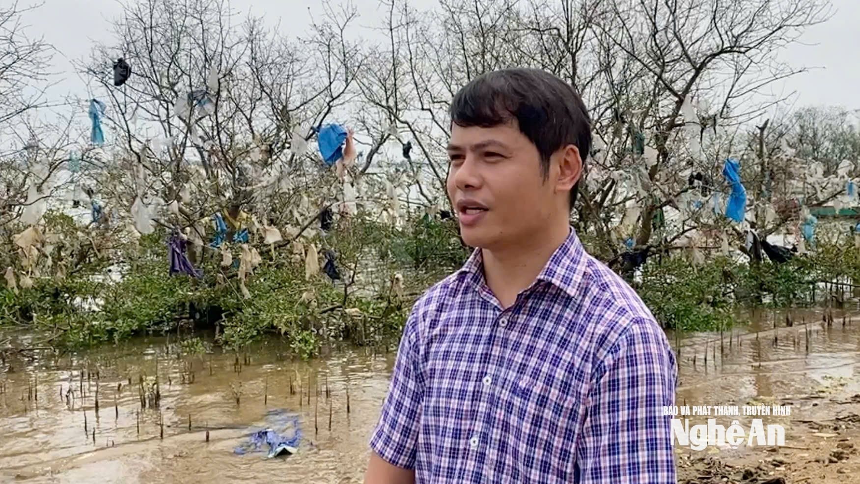 Ông Đoàn Trung Hậu, chuyên viên môi trường phường Vinh Lộc nói về vấn nạn rác thải trong những cánh rừng bần. Ảnh: Nhật Lân