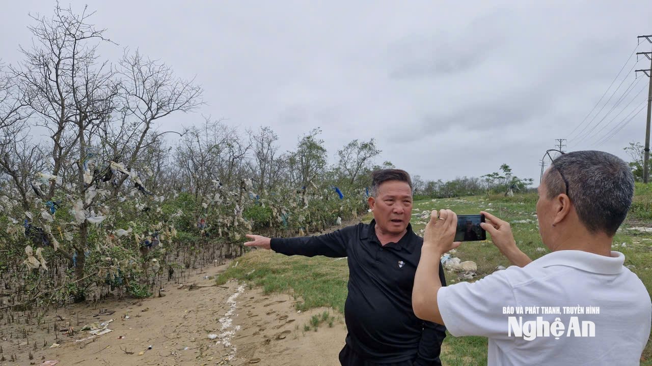 Trả lời phỏng vấn của PV Báo và phát thanh, truyền hình Nghệ An, người dân xóm Xuân Lộc, phường Vinh Lộc bày tỏ mong muốn các cánh rừng bần sẽ được làm sạch, tạo cảnh quan, xử lý ô nhiễm môi trường. Ảnh: Nhật Lân