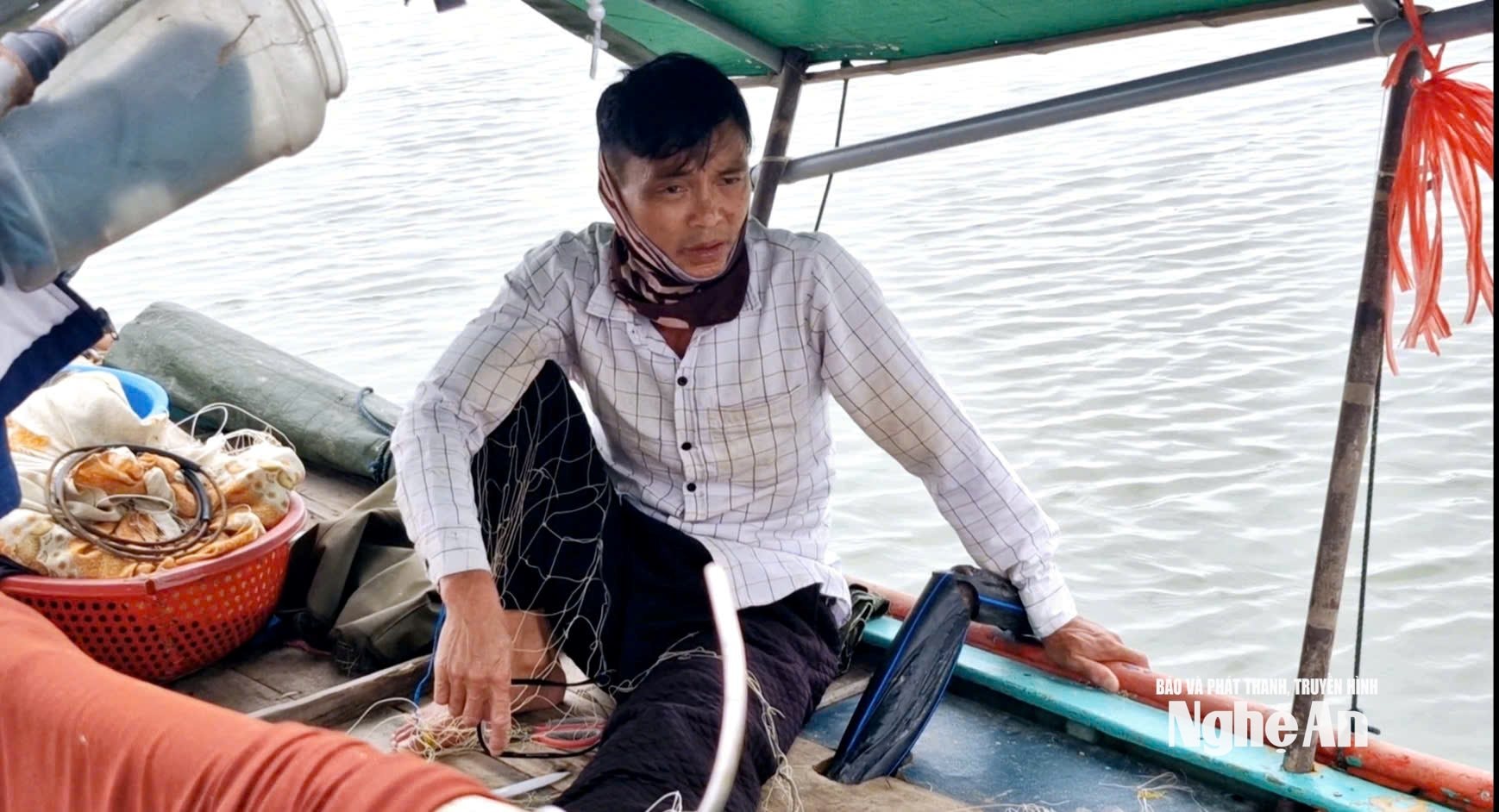 Anh Hoàng Trọng Vinh (trú tại xóm Cảnh Xuân, phường Vinh Lộc) nói về về vấn nạn rác thải trong những cánh rừng bần. Ảnh: Nhật Lân