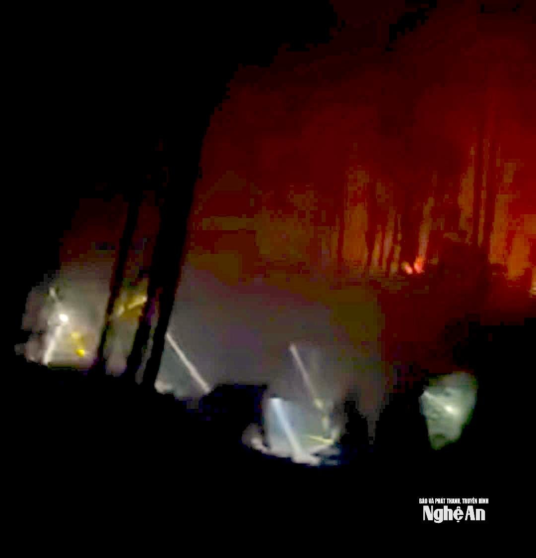 Các lực lượng và người dân xã Châu Bình tham gia chữa cháy rừng trong đêm. Ảnh CSCC