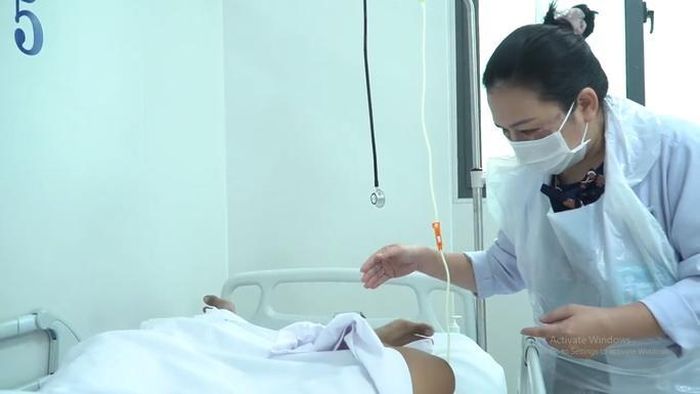 BS Đỗ Thị Ngọc Khánh thăm khám bệnh nhân bị ngộ độc botulinum