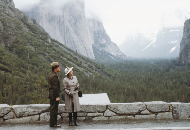 Nữ hoàng Anh Elizabeth II đến thăm Công viên Quốc gia Yosemite trong chuyến thăm chính thức tới Mỹ năm 1983. Ảnh: Getty Images
