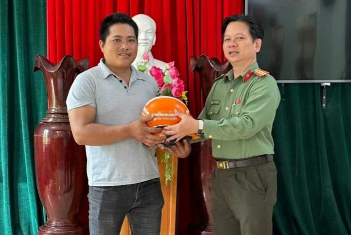 Anh Hội đón nhận món quà của Đội Xây dựng Phong trào Bảo vệ An ninh Tổ quốc, Công an huyện Nam Giang. (Ảnh: CA)