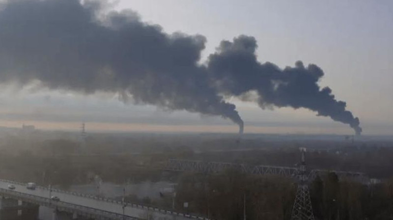 Những cột khói bốc lên sau đám cháy bùng phát tại một kho chứa dầu ở Bryansk, Nga. (Ảnh: Reuters)