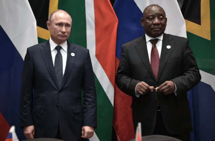 Tổng thống Nga Vladimir Putin và Tổng thống Nam Phi Cyril Ramaphosa. (Ảnh: Reuters)