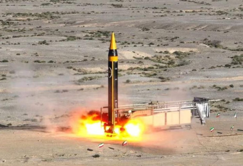 Một tên lửa đạn đạo Khorramshahr thế hệ thứ 4 đất đối đất mới có tên Khaibar với tầm bắn 2.000 km được phóng tại một địa điểm không được tiết lộ ở Iran, bức ảnh chụp ngày 25/5 năm 2023. (Ảnh: Reuters)