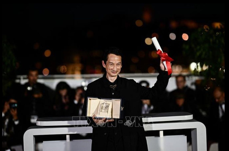 Đạo diễn Trần Anh Hùng đoạt giải Đạo diễn xuất sắc nhất cho bộ phim La Passion de Dodin Bouffant tại lễ bế mạc Liên hoan phim Cannes lần thứ 76 ở Pháp, tối 27/5/2023. 