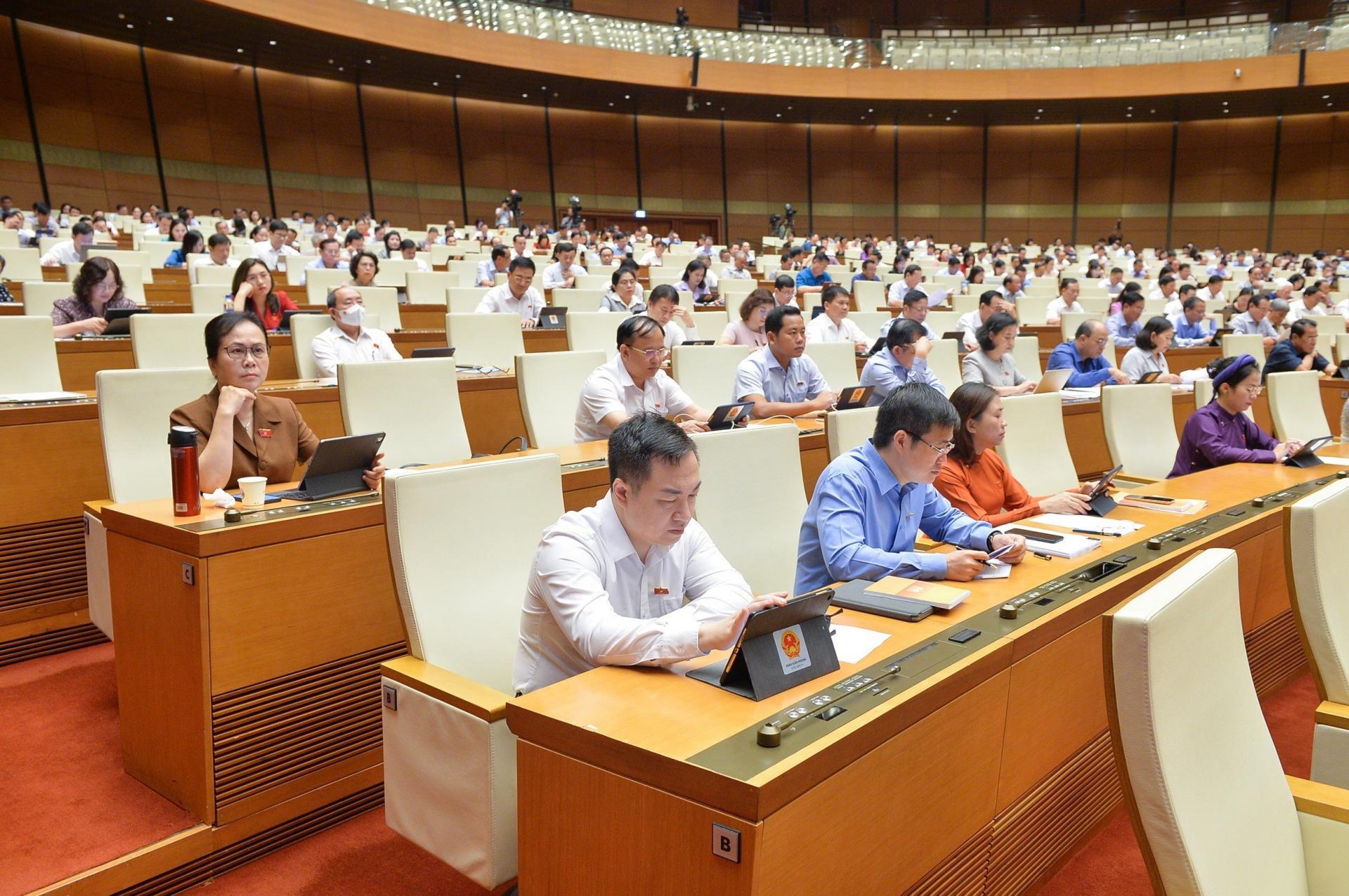 Các đại biểu Quốc hội nghe họp nghị trường sáng 27/5.