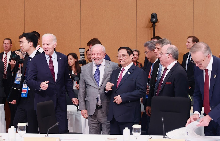 Thủ tướng Phạm Minh Chính cùng các nhà lãnh đạo G7 và các nước khách mời dự phiên họp với chủ đề Hướng tới một thế giới hòa bình, ổn định và thịnh vượng