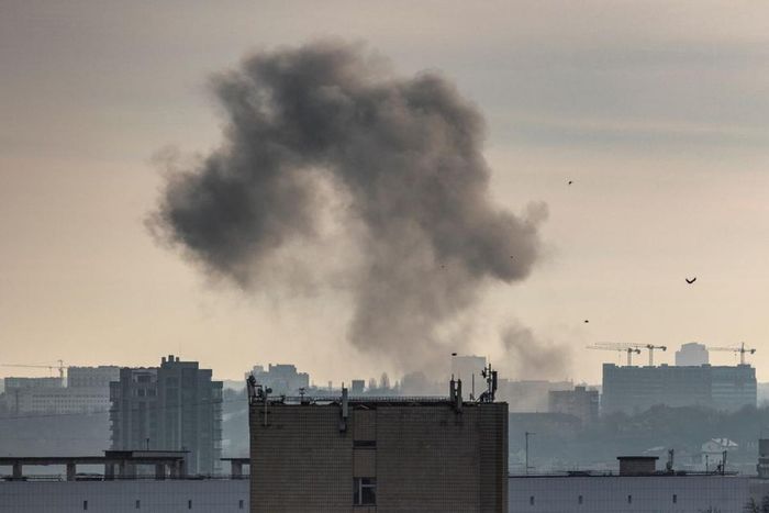 Khói bốc lên sau một cuộc tập kích của Nga vào Kiev, ngày 31/12/2022. Ảnh: Reuters