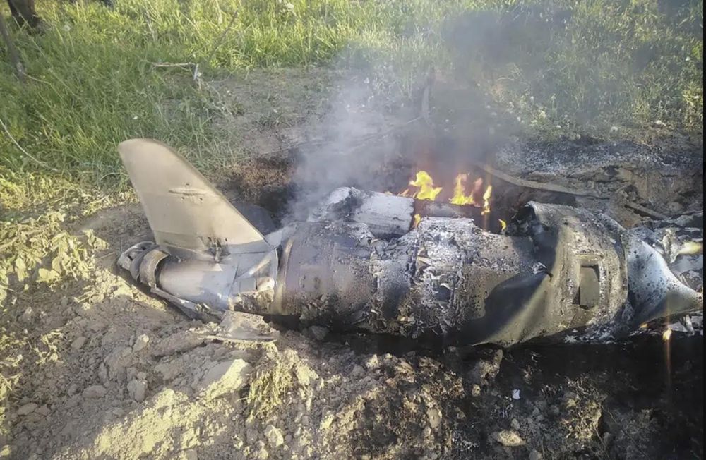 Ukraine cho biết đây là mảnh vỡ tên lửa Nga bị bắn rơi. Ảnh: AP