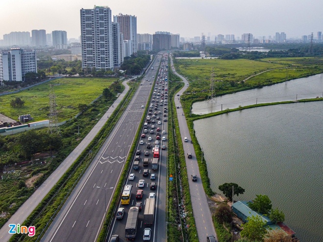 Hàng dài ôtô nối đuôi nhau trên cao tốc Pháp Vân - Cầu Giẽ để chờ vào Hà Nội vào chiều 1/5.  
