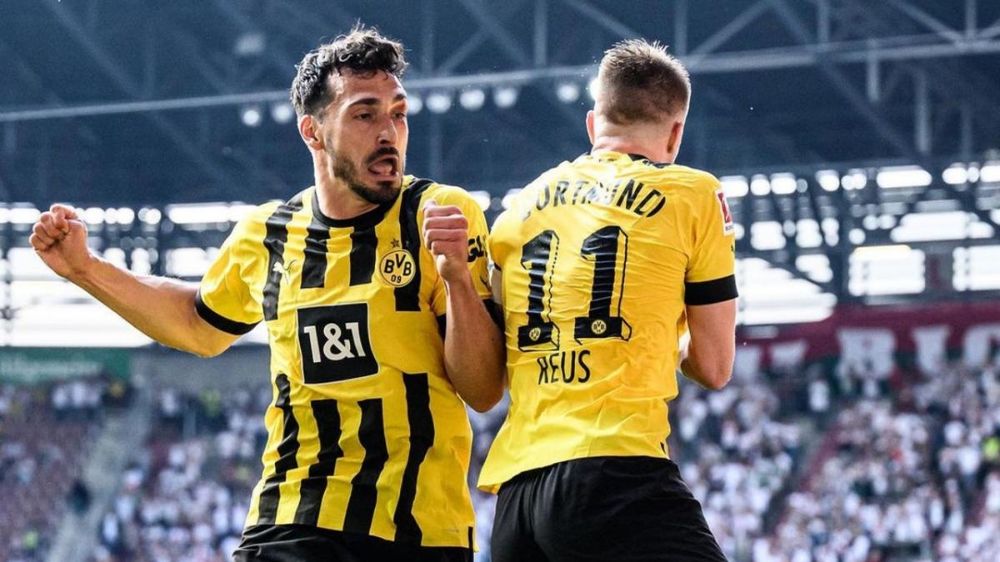 Dortmund vươn lên đầu bảng khi thắng Augsburg 3-0 còn Bayern Munich thua Leipzig 1-3 ở vòng áp chót. (Ảnh: Reuters)
