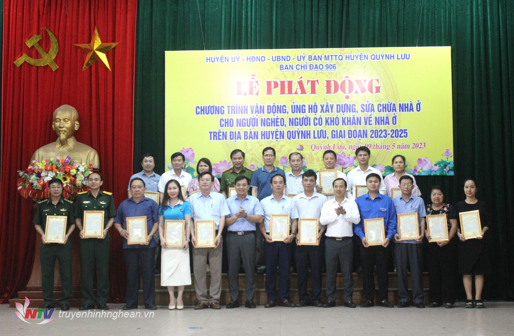  Lãnh đạo huyện Quỳnh Lưu trao biển cảm ơn các cơ quan, đơn vị, tổ chức đoàn thể đăng ký ủng hộ