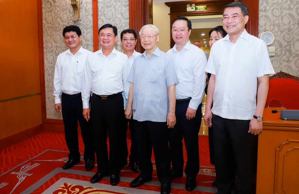 Tổng Bí thư Nguyễn Phú Trọng, Thủ tướng Chính phủ Phạm Minh Chính, cùng các đồng chí lãnh đạo Đảng, Nhà nước chụp ảnh lưu niệm với các đồng chí lãnh đạo tỉnh Nghệ An.