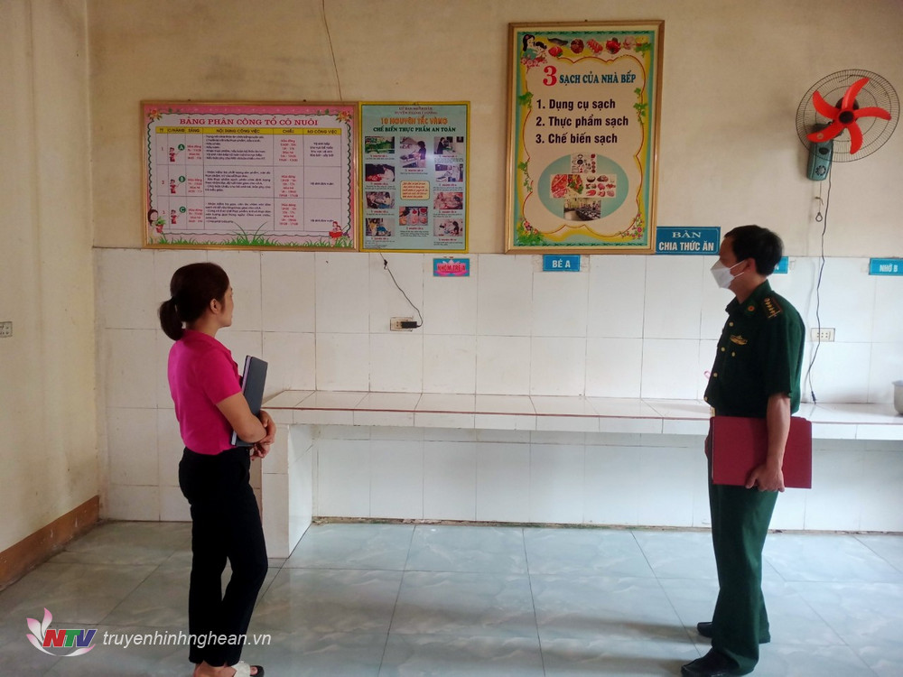 Kiểm tra vệ sinh khu vực bếp ăn tập trung tại Trường Tiểu học Thanh Sơn, huyện Thanh Chương.