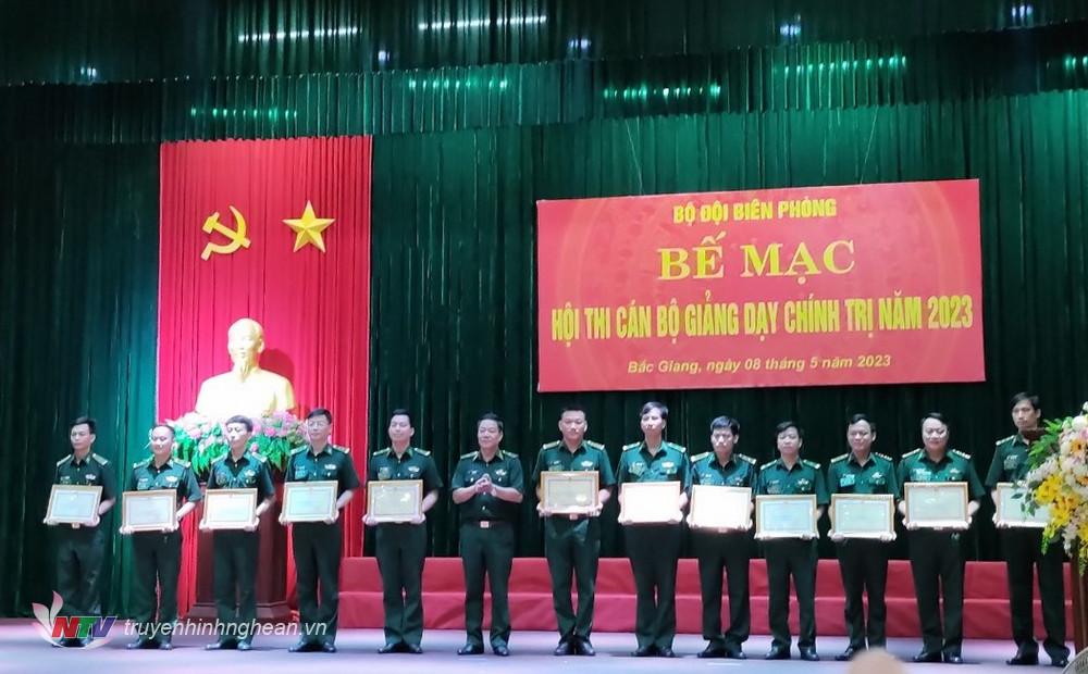 Thiếu tướng Văn Ngọc Quế, Phó Chủ nhiệm Chính trị BĐBP trao giải Ba cho các thí sinh.