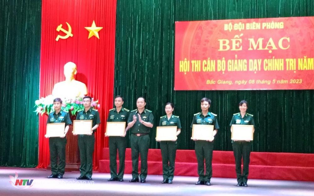 Thiếu tướng Trần Văn Bừng, Chủ nhiệm Chính trị BĐBP trao giải Nhì cho các thí sinh.