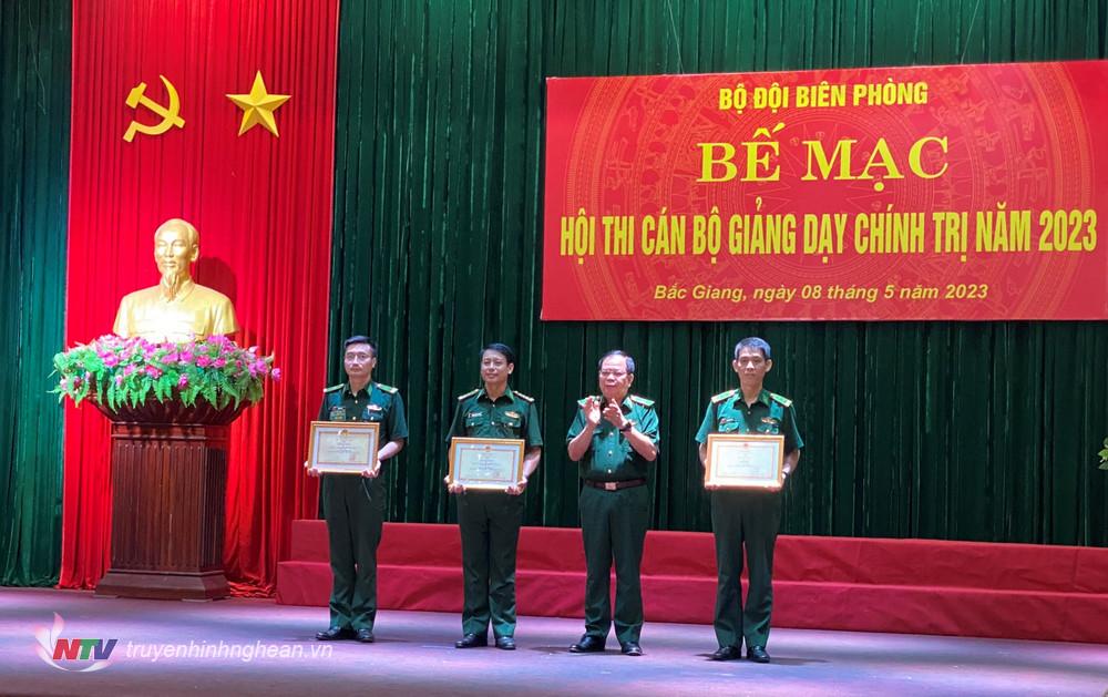  Thiếu tướng Phùng Quốc Tuấn, Phó Chính ủy BĐBP trao giải cho các tập thể có thành tích cao trong Hội thi cán bộ giảng dạy chính trị cấp Bộ Tư lệnh BĐBP