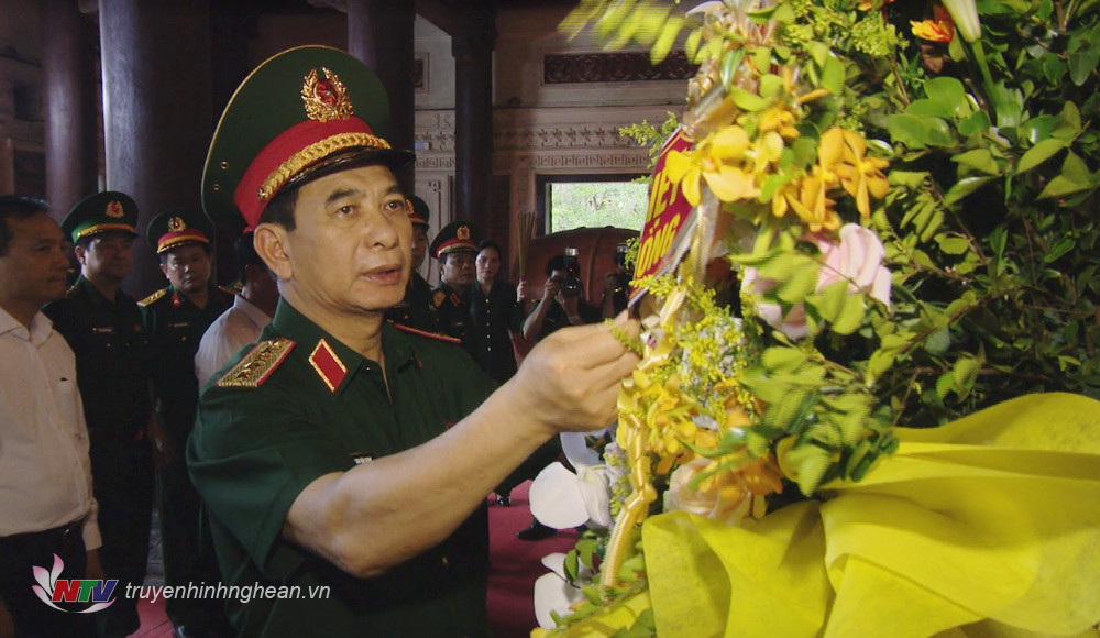 Bộ trưởng Bộ Quốc phòng Phan Văn Giang dâng hoa, dâng hương tưởng niệm các Anh hùng liệt sĩ hy sinh tại Truông Bồn.
