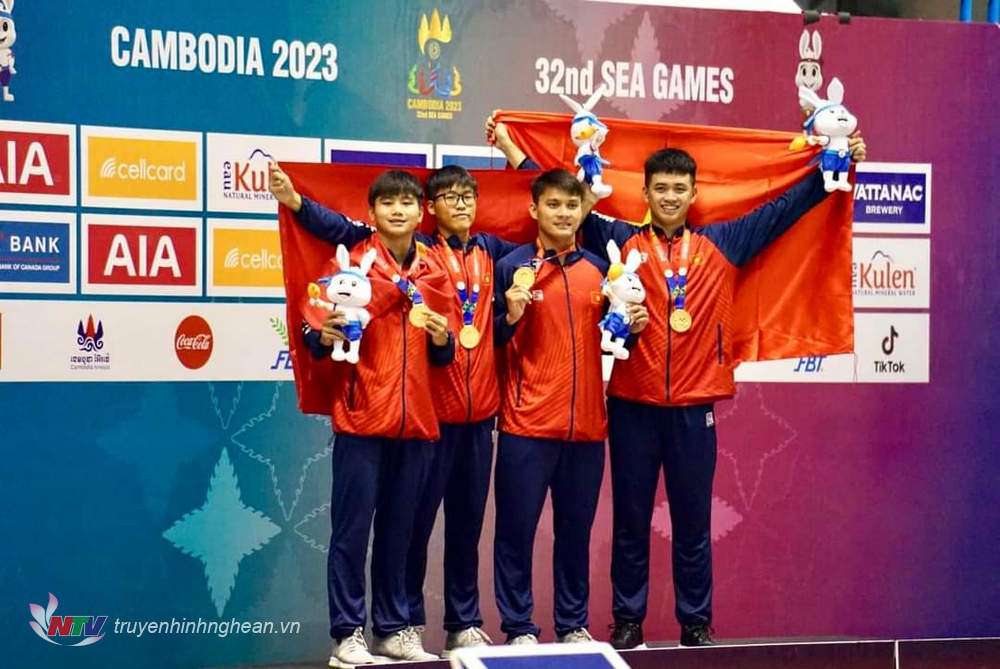Nguyễn Trọng Dũng cùng đồng đội giành được nhiều thành tích môn bơi bội ở kỳ SEA Games 32 tại Campuchia.