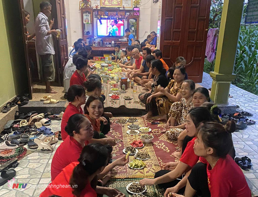Anh em họ hàng cùng bà con làng xóm chia vui cùng gia đình kình ngư Nguyễn Trọng Dũng sau thành công ở SEA Games 32.