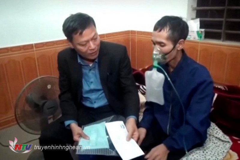 Lãnh đạo Ủy ban MTTQ huyện Nghi Lộc thăm hỏi, động viên công nhân bị bệnh bụi phổi.