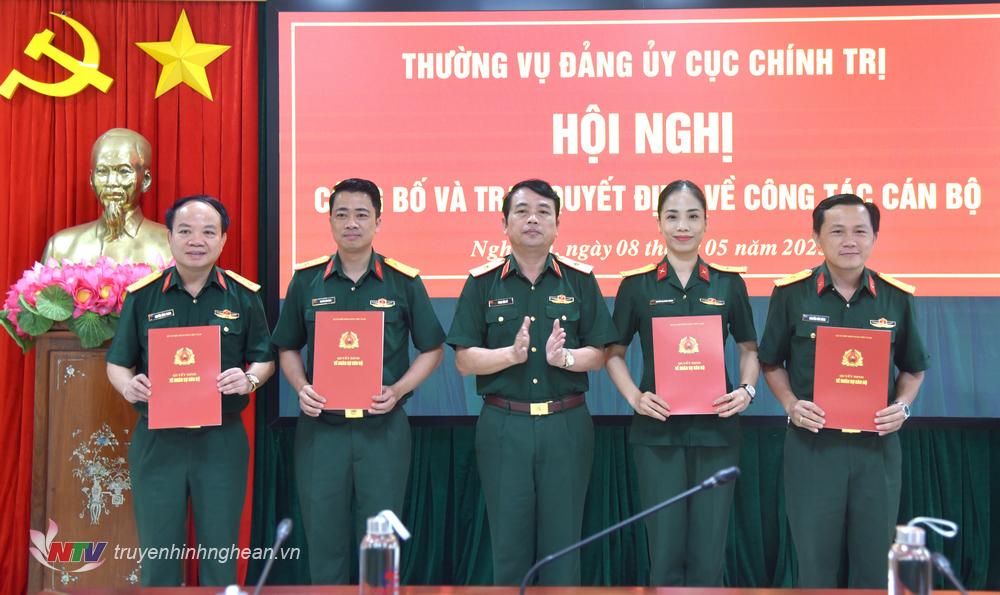 Thiếu tướng Phan Văn Sỹ, Bí thư Đảng ủy Cục Chính trị, Phó Chủ nhiệm Chính trị Quân khu trao Quyết định điều động, bổ nhiệm cán bộ của Thường vụ Đảng ủy Quân khu cho các đồng chí cán bộ thuộc Cục Chính trị.