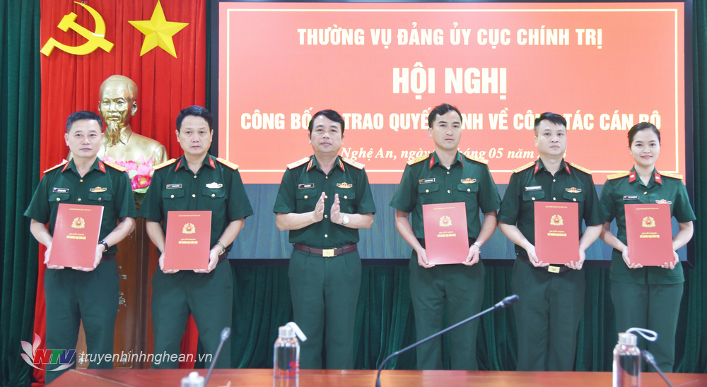 Thiếu tướng Phan Văn Sỹ, Bí thư Đảng ủy Cục Chính trị, Phó Chủ nhiệm Chính trị Quân khu trao Quyết định điều động, bổ nhiệm cán bộ của Thường vụ Đảng ủy Quân khu cho các đồng chí cán bộ thuộc Cục Chính trị.