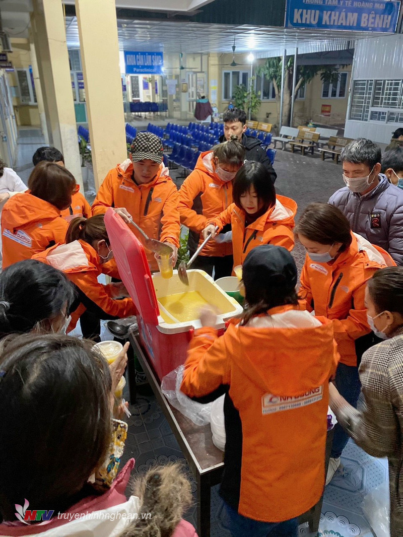 Nguyễn Thị Ánh Tuyết cùng cộng sự phát cháo cho bệnh nhân tại Trung tâm Y tế Hoàng Mai.
