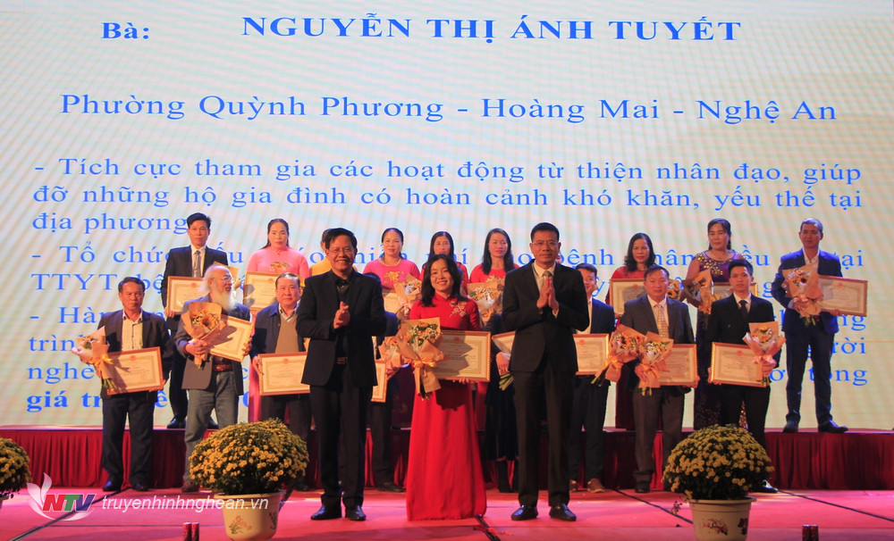 Nguyễn Thị Ánh Tuyết được tặng Giấy khen vì có nhiều thành tích trong hoạt động từ thiện