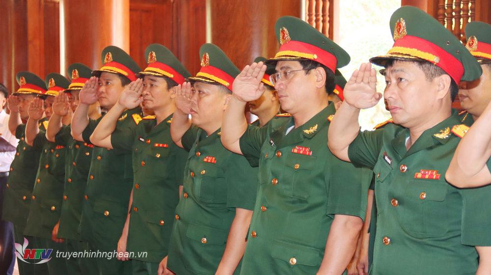 Đoàn đại biểu Đảng ủy Bộ chỉ huy Quân sự tỉnh tưởng niệm Chủ tịch Hồ Chí Minh