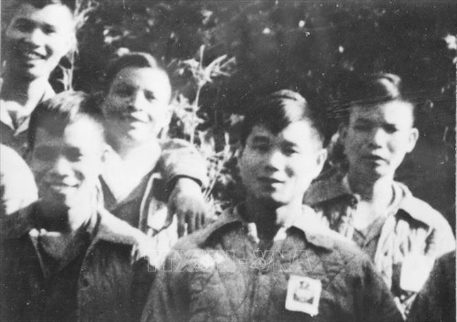 Anh hùng liệt sĩ Phan Đình Giót (người thứ hai, hàng sau, từ trái sang) chụp ảnh lưu niệm với đồng đội trước khi vào chiến dịch Điện Biên Phủ. Anh đã anh dũng hy sinh khi lấy thân mình lấp lỗ châu mai địch trong trận mở màn đánh chiếm cứ điểm Him Lam, chiều 13/3/1954. Ảnh: Tư liệu