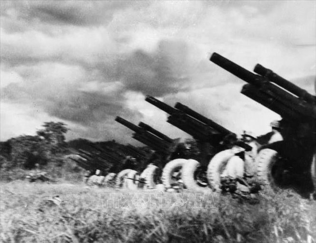 Lực lượng pháo binh với sự có mặt của lựu pháo 105 mm bố trí xung quanh lòng chảo Điện Biên của ta đã tạo thành quả đấm thép chi viện hỏa lực kịp thời, chính xác, áp chế địch, tạo cơ hội để bộ binh ta đánh các trận then chốt, quyết định, bóc dần Tập đoàn cứ điểm Điện Biên Phủ. Ảnh: Tư liệu