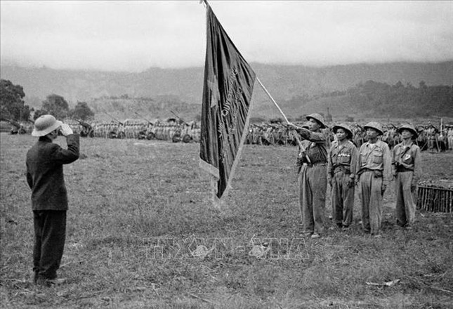 Đại tướng Võ Nguyên Giáp trao lá cờ “Quyết chiến, Quyết thắng” của Chủ tịch Hồ Chí Minh tặng các đơn vị lập công. Ảnh: Tư liệu 